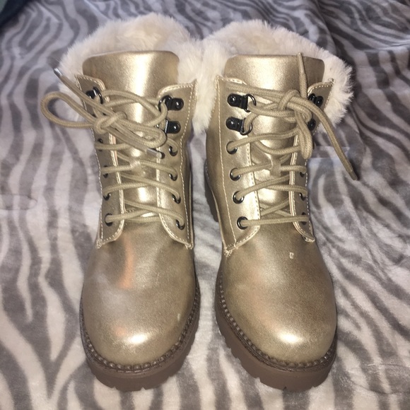 NWT Women’s gold fur boots 7.5 or 8 us - Picture 4 of 6